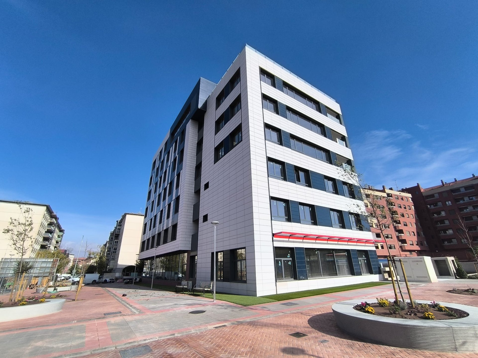 Ejecución de Fachada Ventilada con Sistema Faveker en Edificio Vitalia Home - Imagen 9