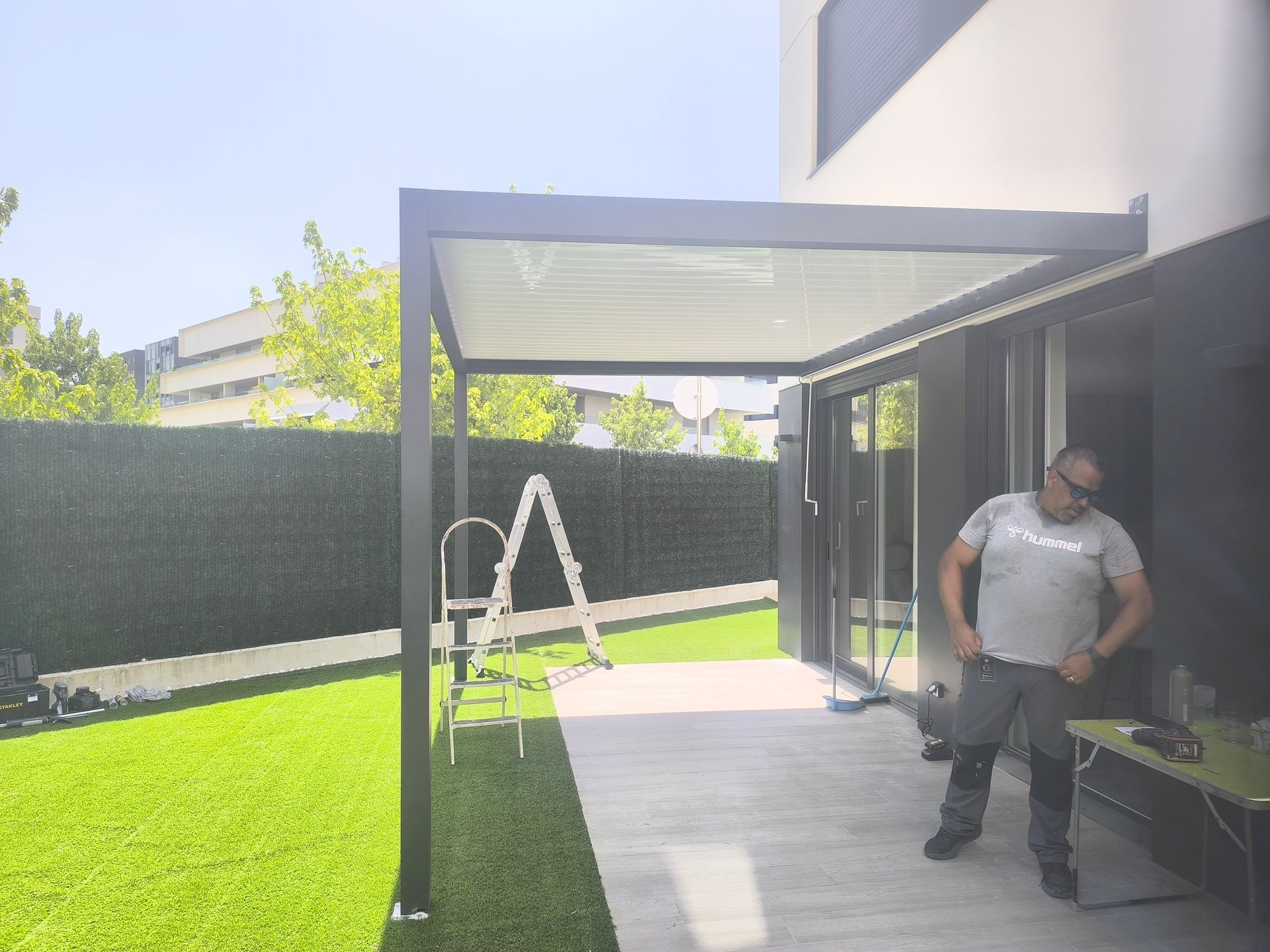 Pérgola bioclimática de aluminio NATERIAL adosada - Imagen 2