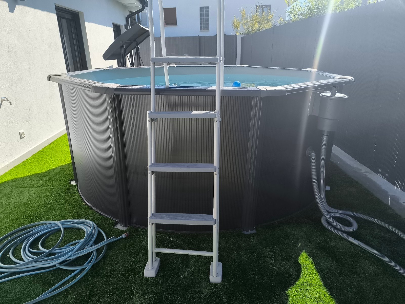 Instalación de piscina desmontable de acero con depuradora - Imagen 3