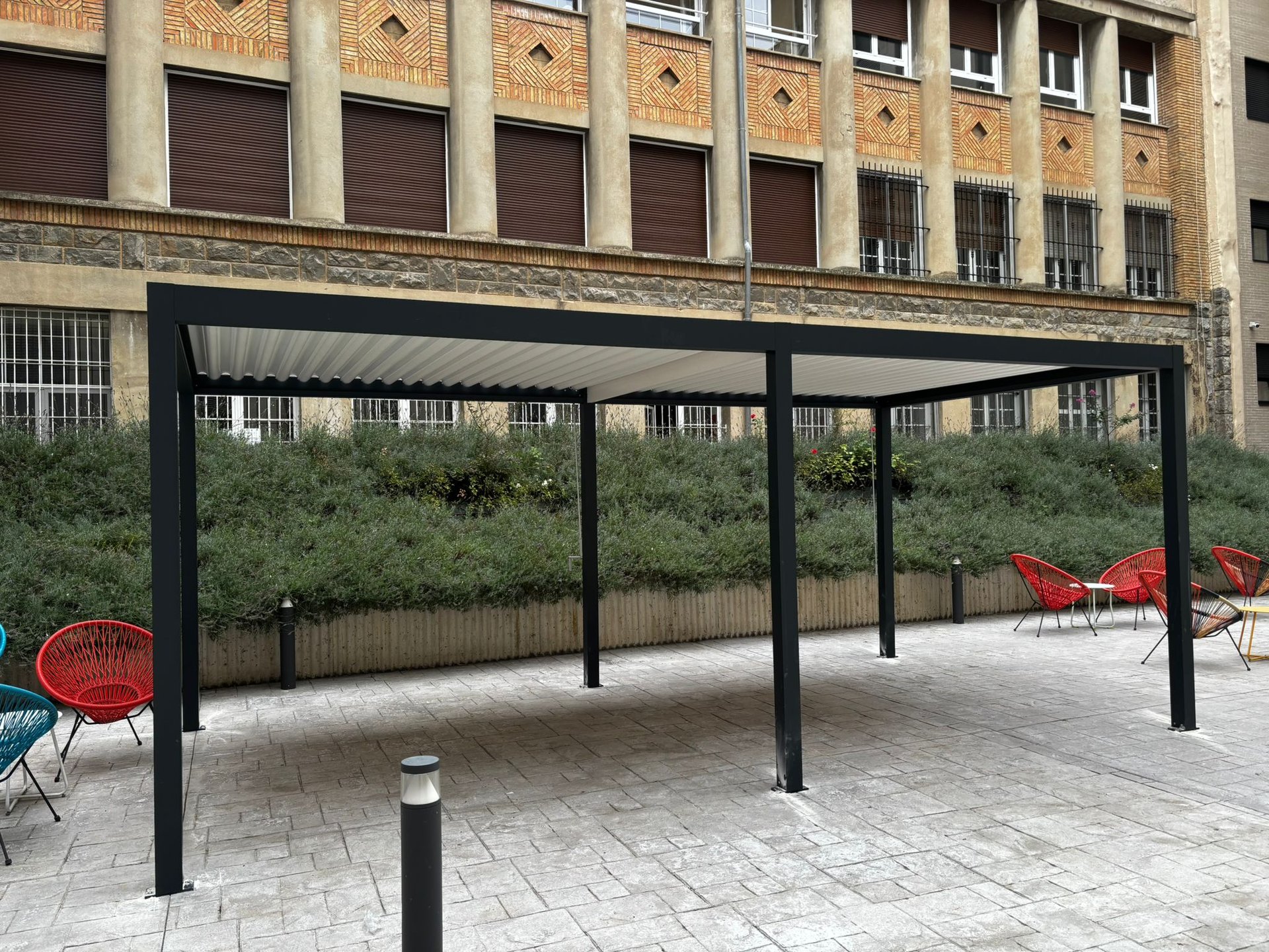Instalación de Pérgola Bioclimática Autoportante en Livensa Living - Imagen 3