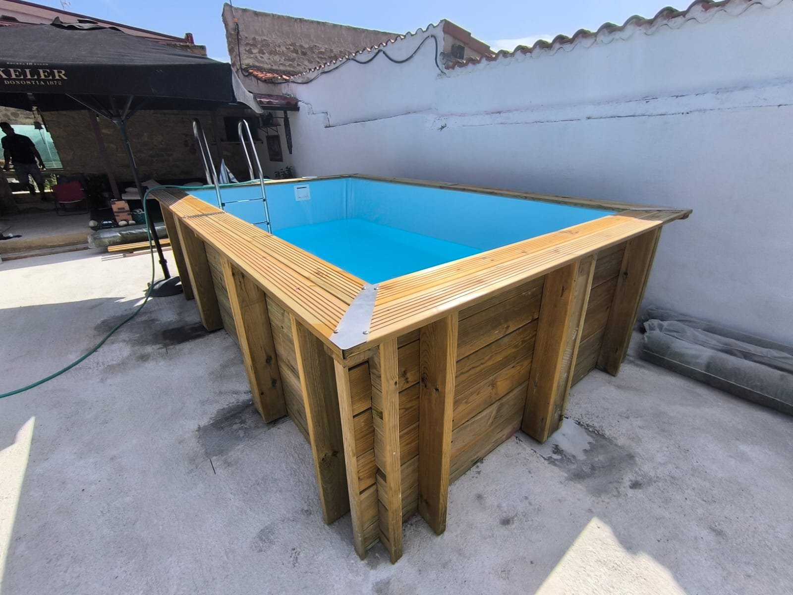 Instalación de Piscina Elevada de Madera con Sistema de Depuración