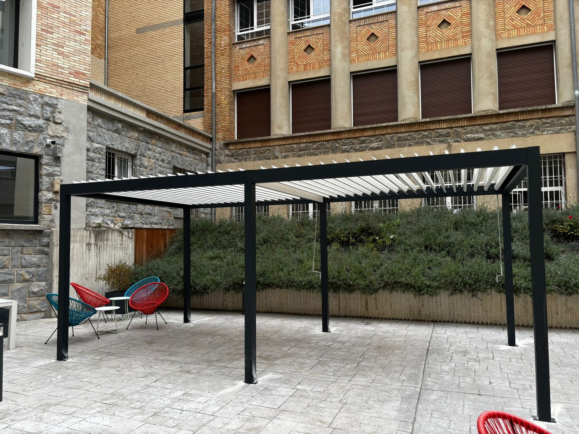 Instalación de Pérgola Bioclimática Autoportante en Livensa Living - Imagen 2