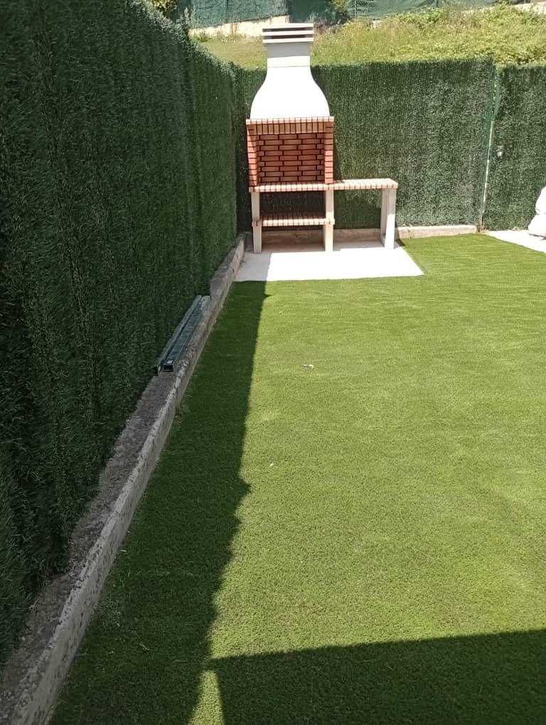 Instalación de Césped Artificial y Barbacoa de Ladrillo - Imagen 1