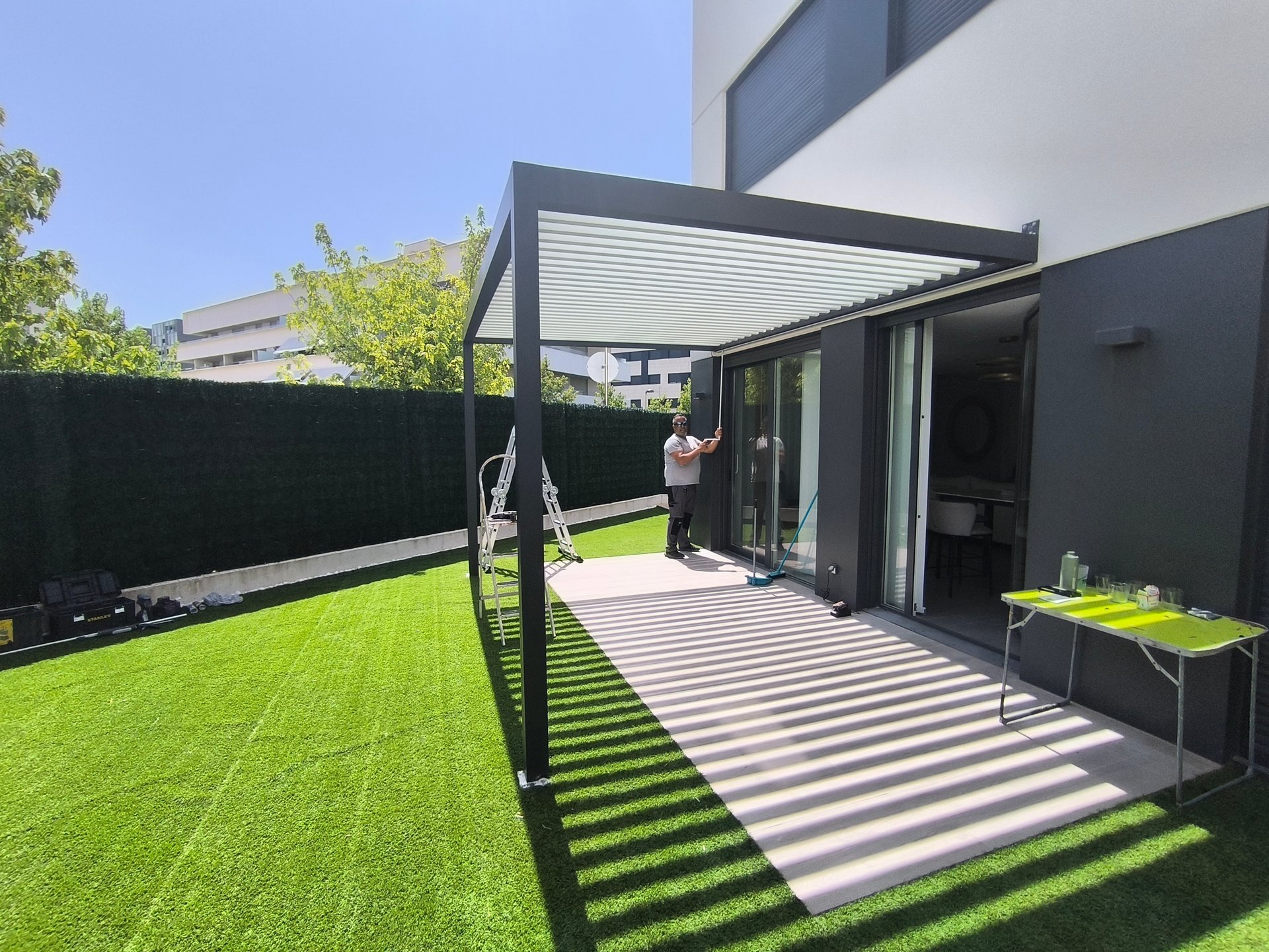 Pérgola bioclimática de aluminio NATERIAL adosada