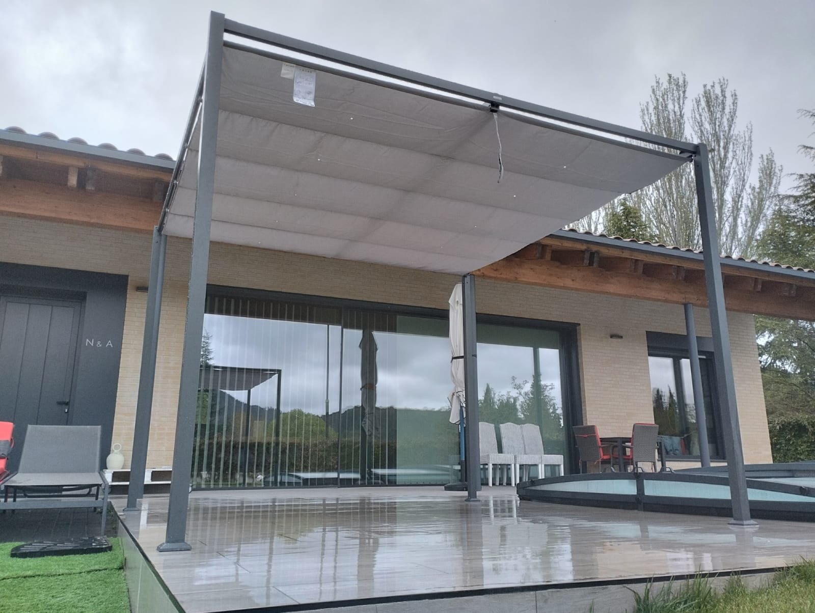 Instalación de Pérgola con Sistema de Toldo Integrado
