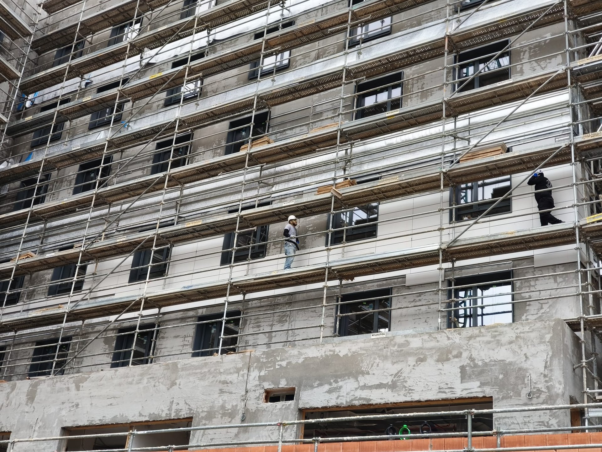 Ejecución de Fachada Ventilada con Sistema Faveker en Edificio Vitalia Home - Imagen 2